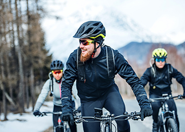 3 personer som cyklar