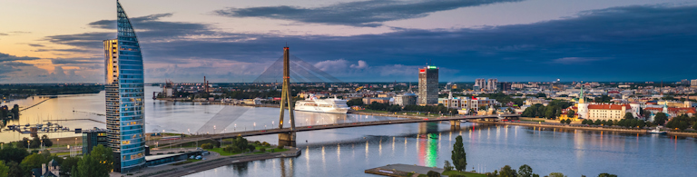 Panoramaartiger Überblick über die Skyline der Stadt Riga