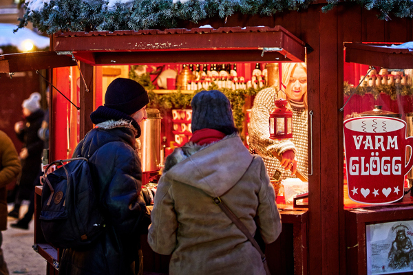Zwei Personen auf einem Weihnachtsmarkt