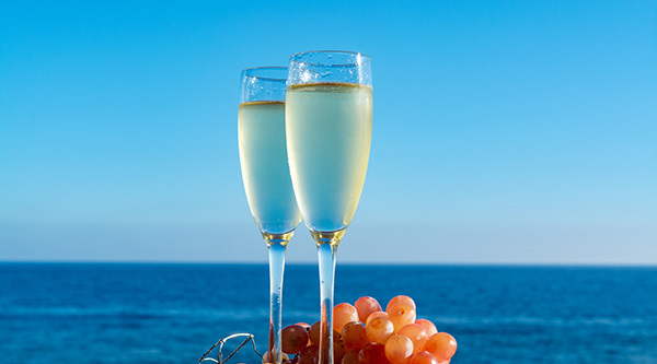 Prosecco Gläser mit dem Meer im Hintergrund