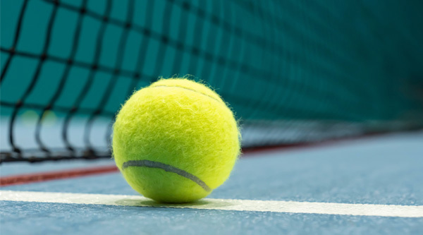 Tennisball auf einem Tennisplatz