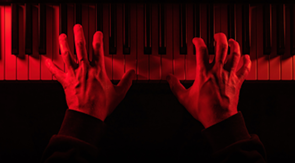 Gruselige Hände spielen am Piano