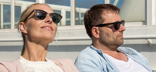 Dienstregeling-naar-Polen-paar-genieten-van-de-zon