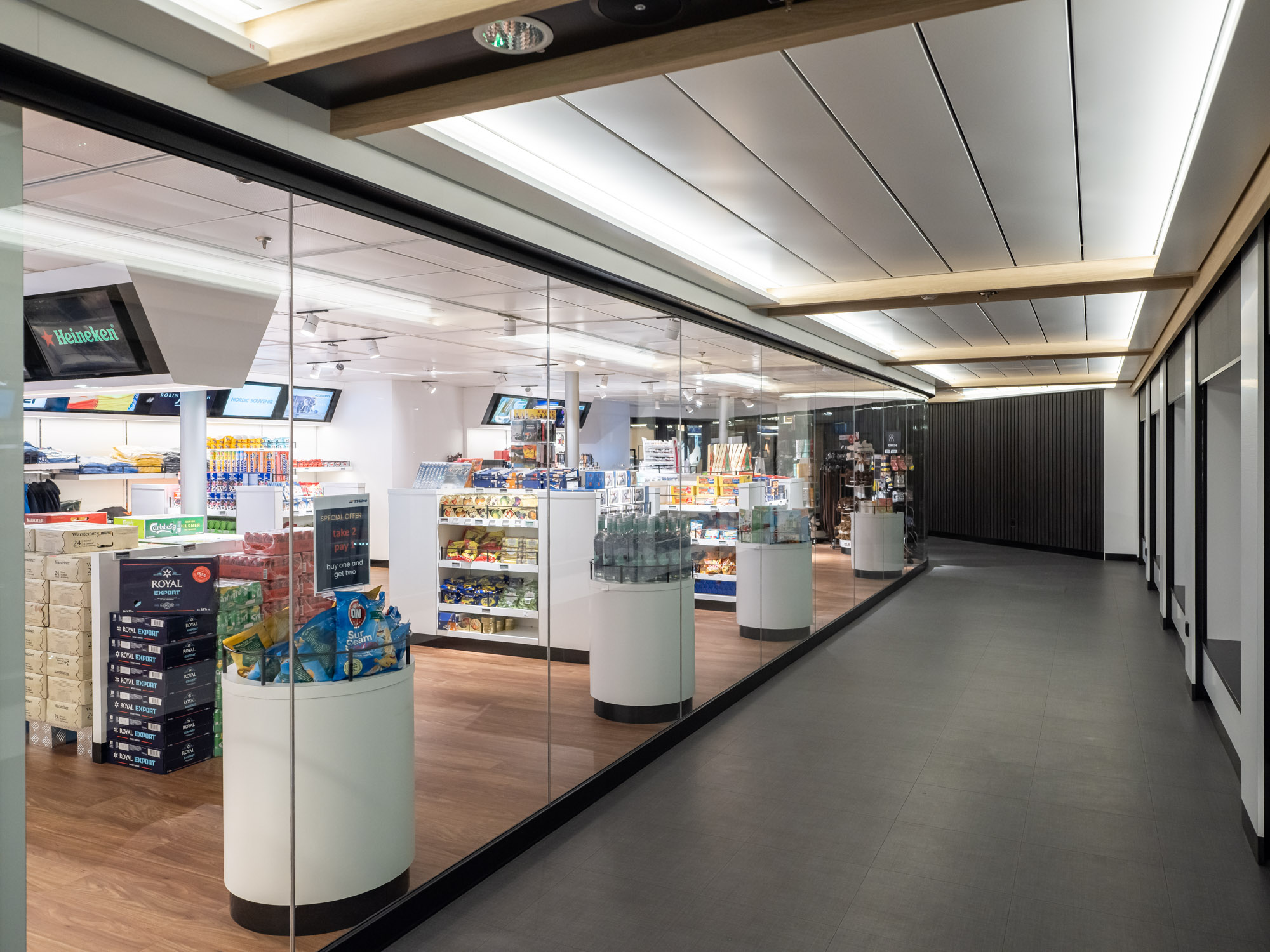 Boardshop med brett sortiment av godis och snacks ombord på TT-Line färja.