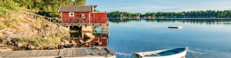 rotes Häuschen am See Schweden