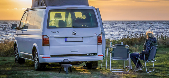 Dienstregeling-naar-Zweden-Minibus-dichtbij-zee