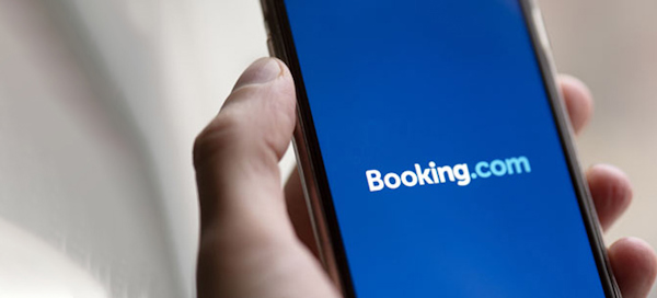 Smartphone med Booking.com-app – fler hotellalternativ.