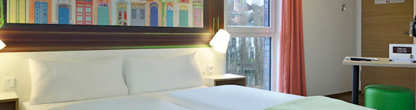 Ljust och modernt hotellrum på Baseler Hof i Hamburg – perfekt som del av TT-Lines erbjudande Färja + Hotell.