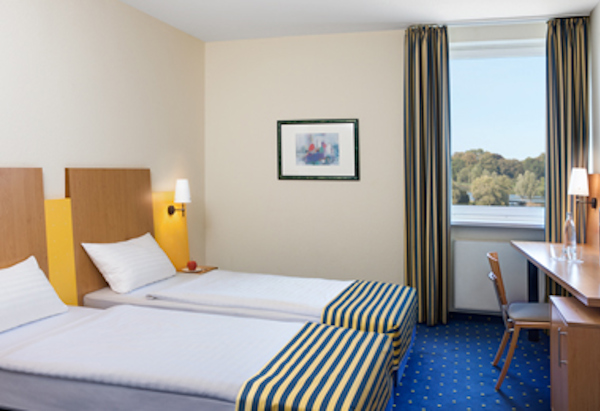 Tvåbäddsrum på IntercityHotel Stralsund – ett centralt hotell nära järnvägsstationen, bokningsbart som del av paketet Färja + Hotell.