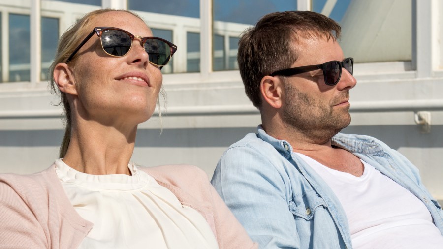 Ett par njuter av ombord.